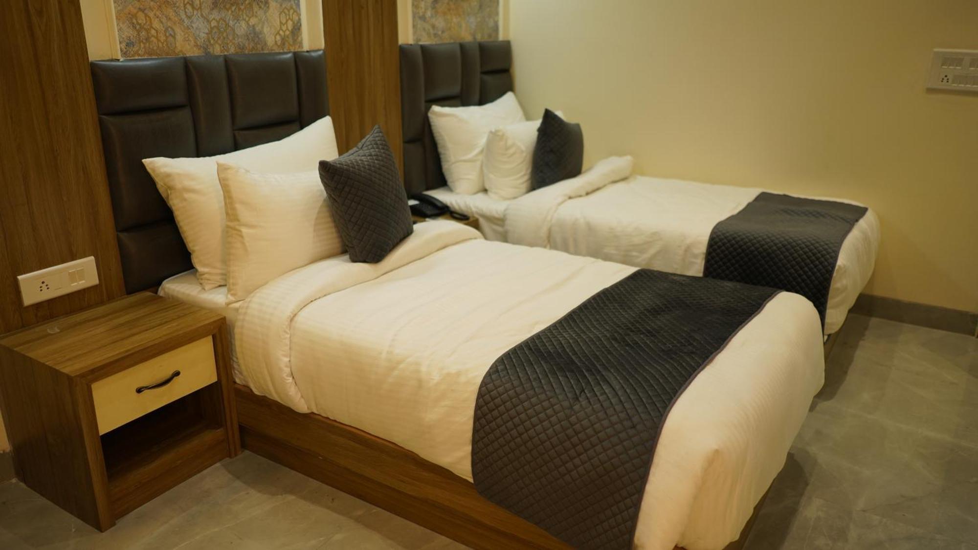 Hotel Silver Pearl Alīgarh Екстериор снимка