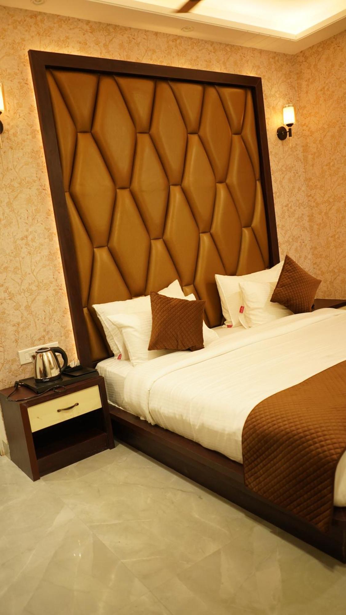 Hotel Silver Pearl Alīgarh Екстериор снимка