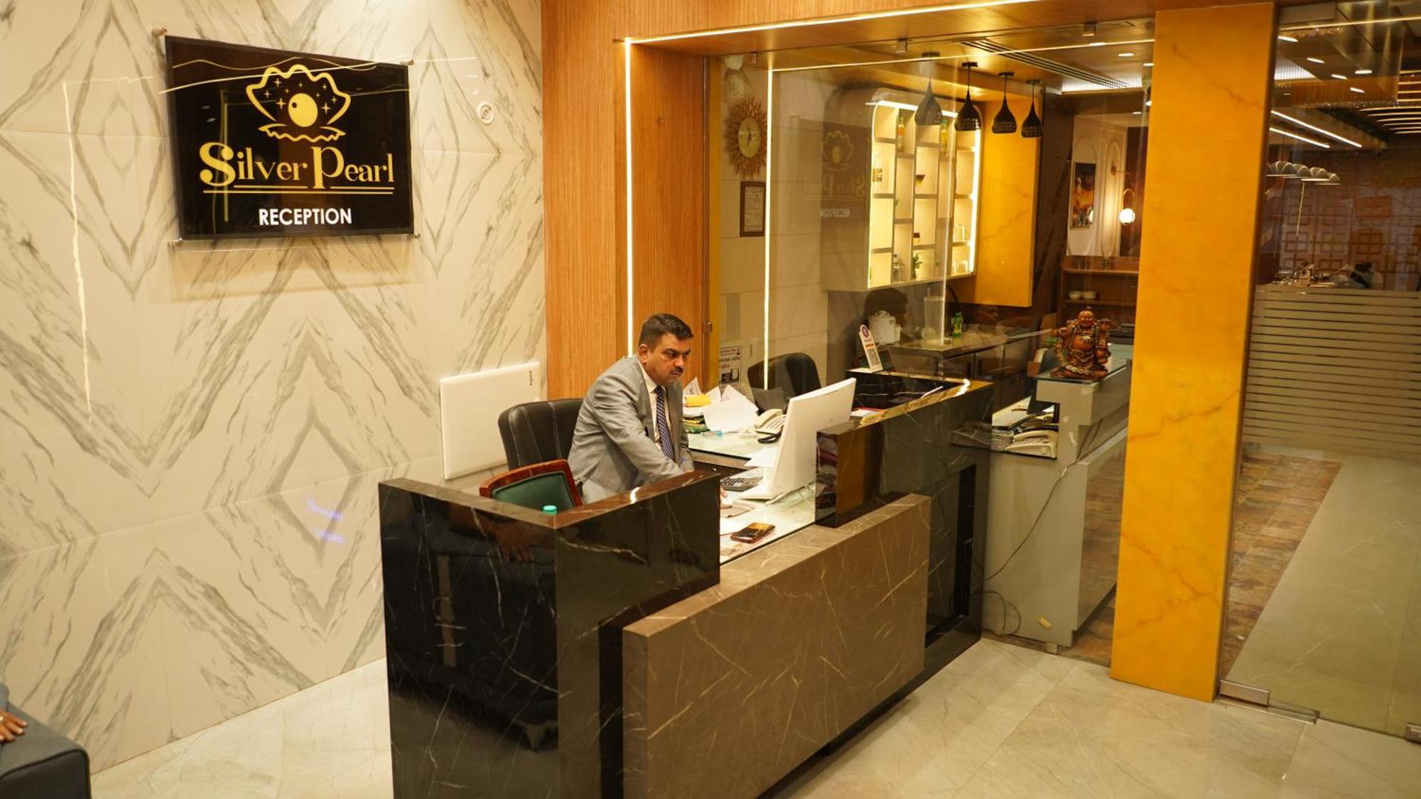 Hotel Silver Pearl Alīgarh Екстериор снимка