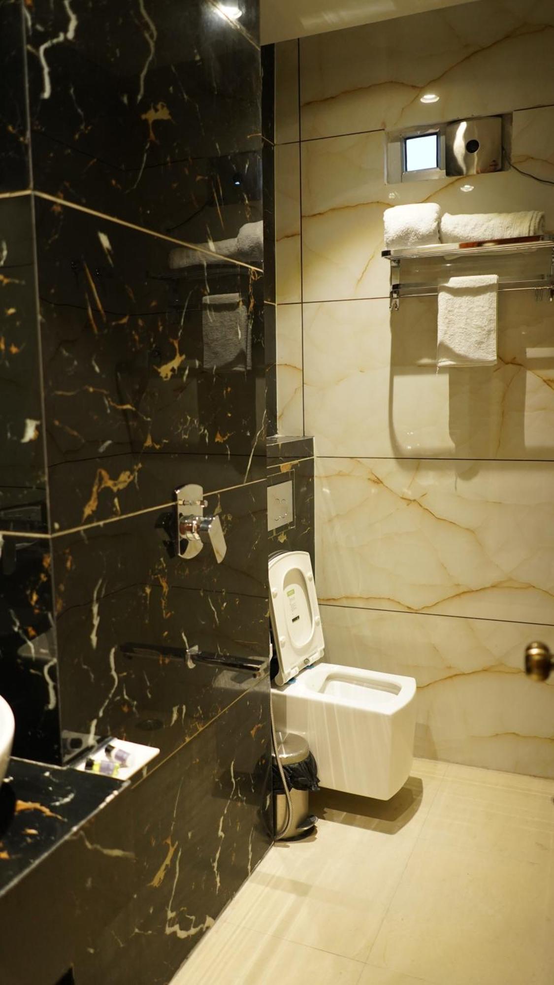 Hotel Silver Pearl Alīgarh Екстериор снимка