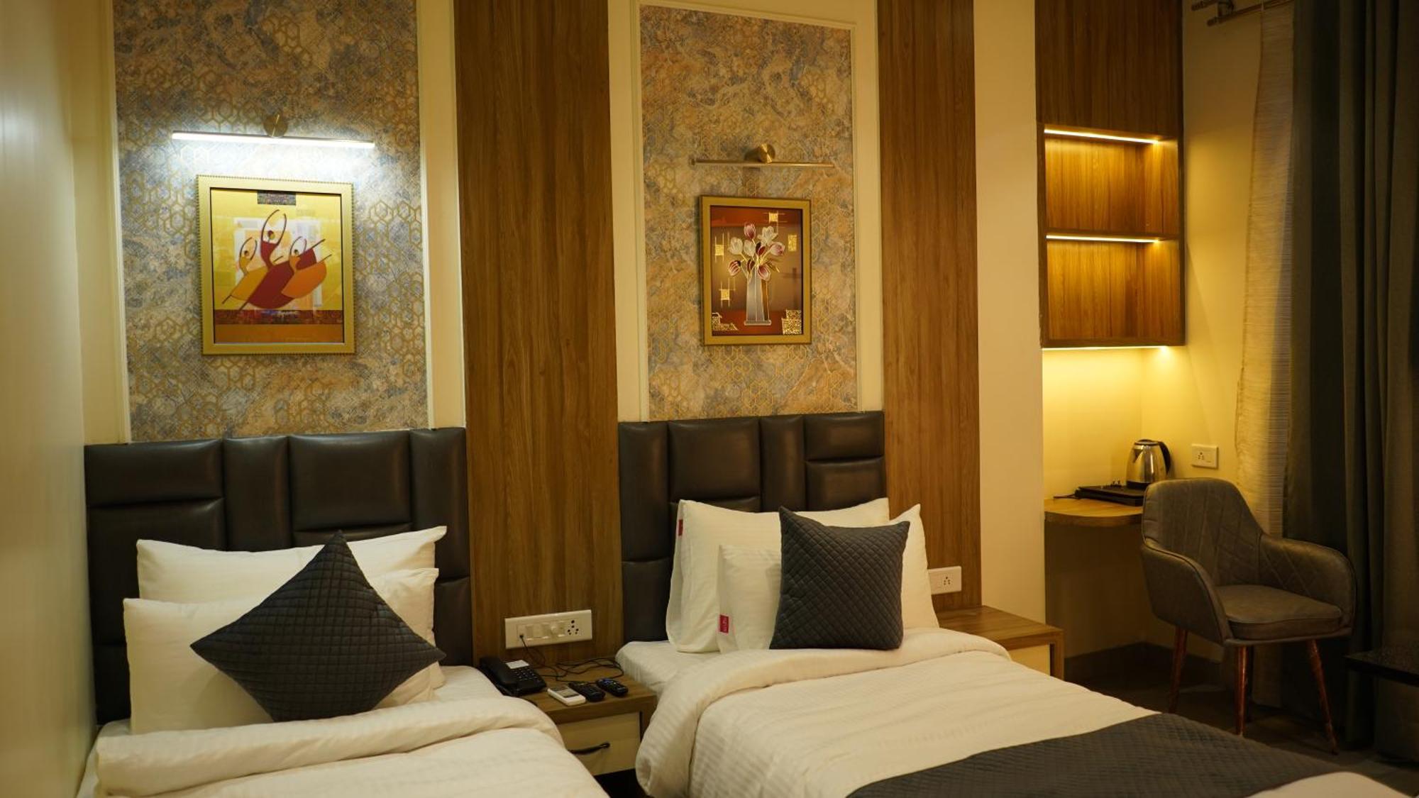Hotel Silver Pearl Alīgarh Екстериор снимка